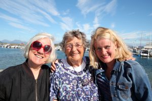 Arna Meisfjord, Berit Ås og Kjersti Kvalvik er valgkomité i Kvinneuniversitetet i Norden, og hadde møte ved småbåthavna i Sandnessjøen torsdag.